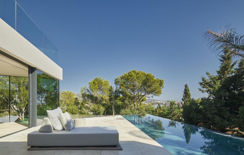 Terraza y piscina de una villa