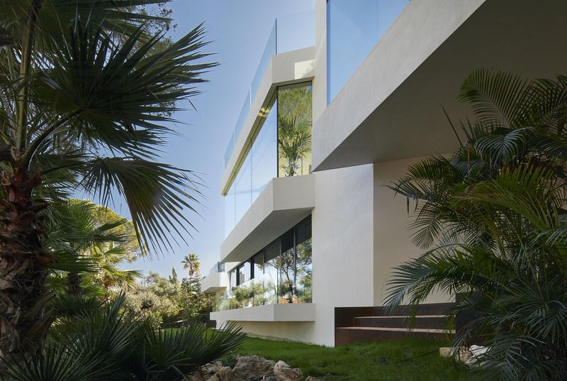 Fachada de una villa de obra nueva