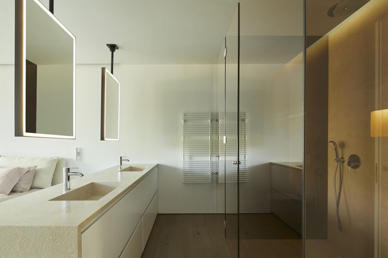 Baño con lavabo de piedra y ducha acristalada