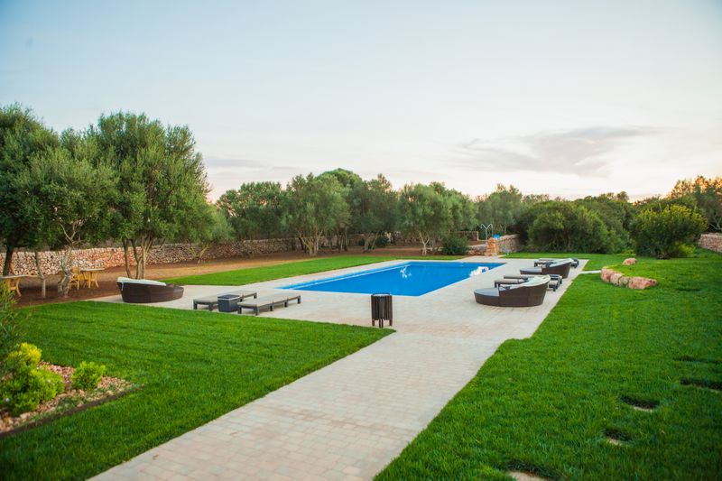 Jardín y piscina