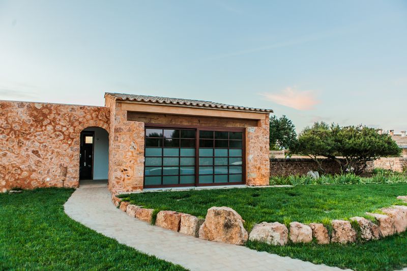 Anexo de piedra con jardín