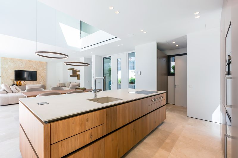 Cocina con isla de madera
