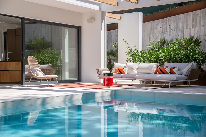 Piscina junto al porche