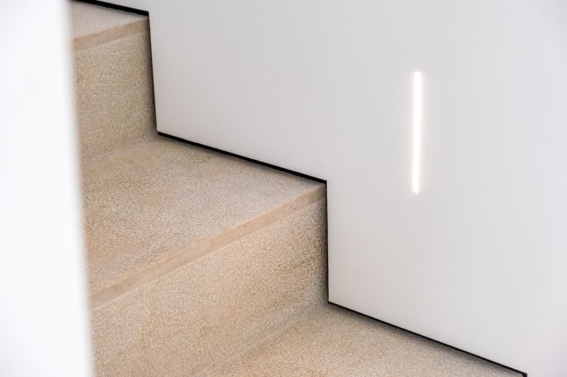 Detalle de escalera con iluminación integrada