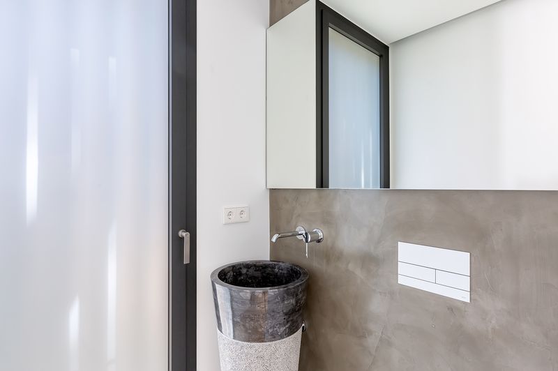 Aseo con lavabo de piedra