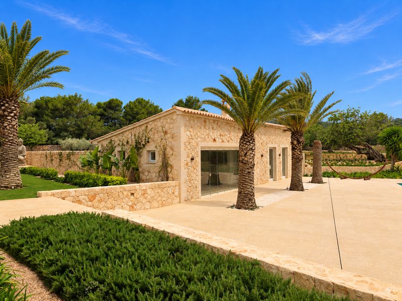 Pabellón de piedra y jardín