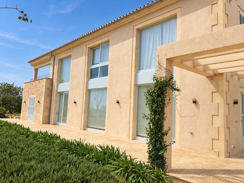 Fachada principal con pérgola