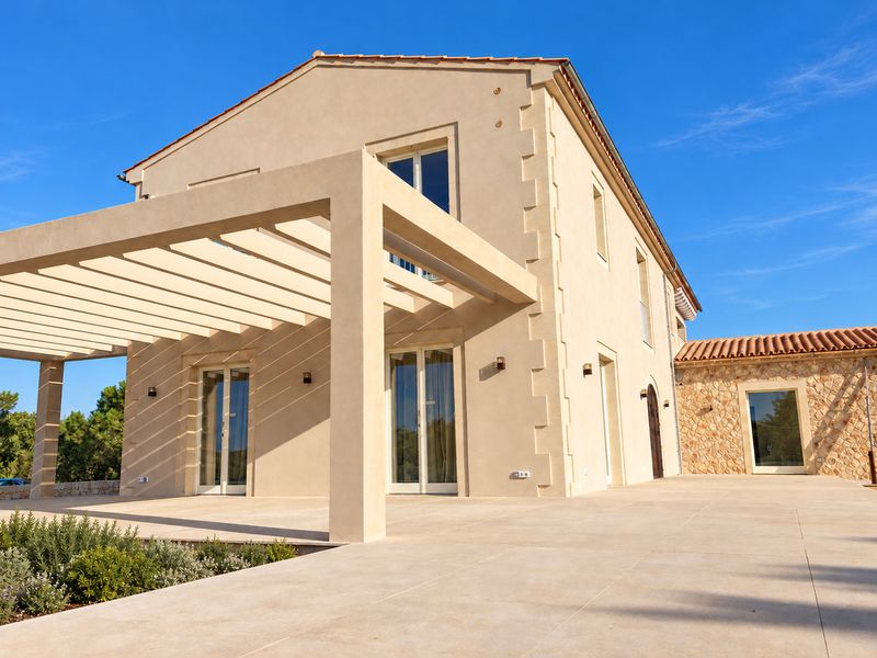 Pérgola y fachada lateral