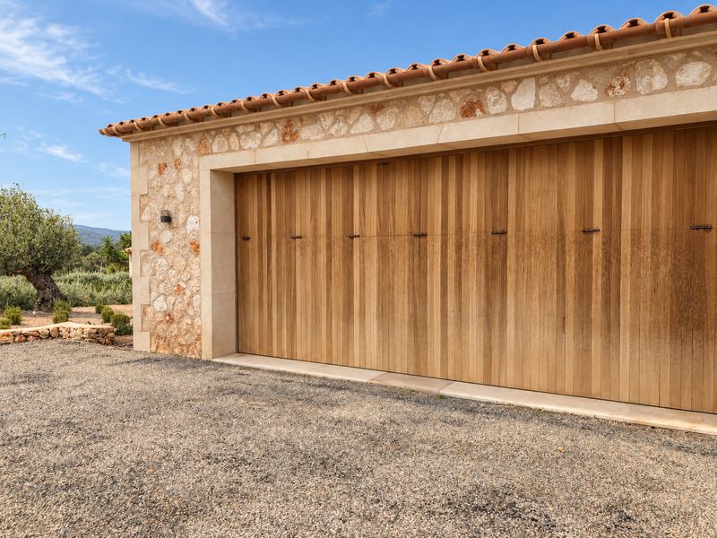 Garaje con puerta de madera