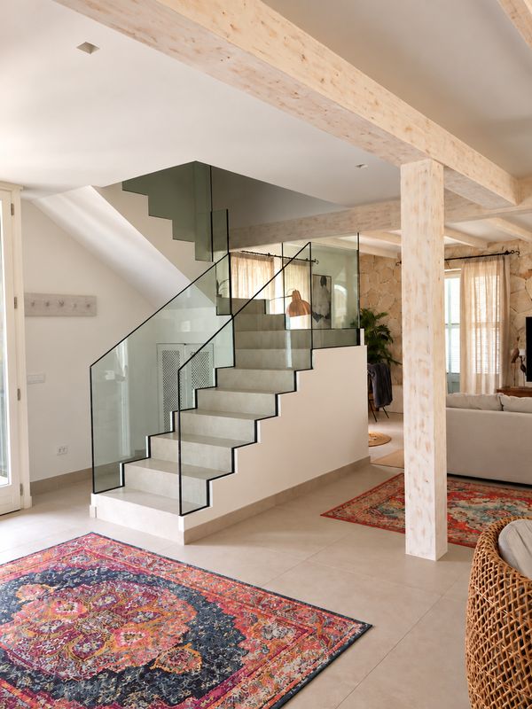 Escalera con barandilla de vidrio