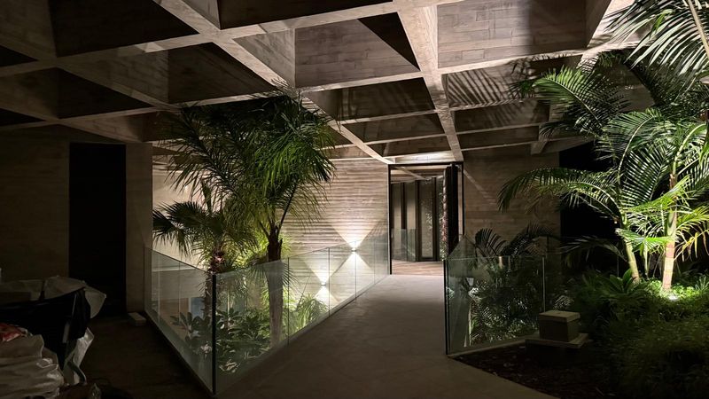 Jardín interior iluminado