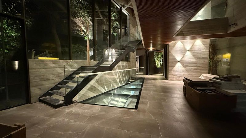 Escalera y pasarela de vidrio