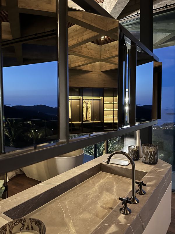 Baño con lavabo de piedra y vistas