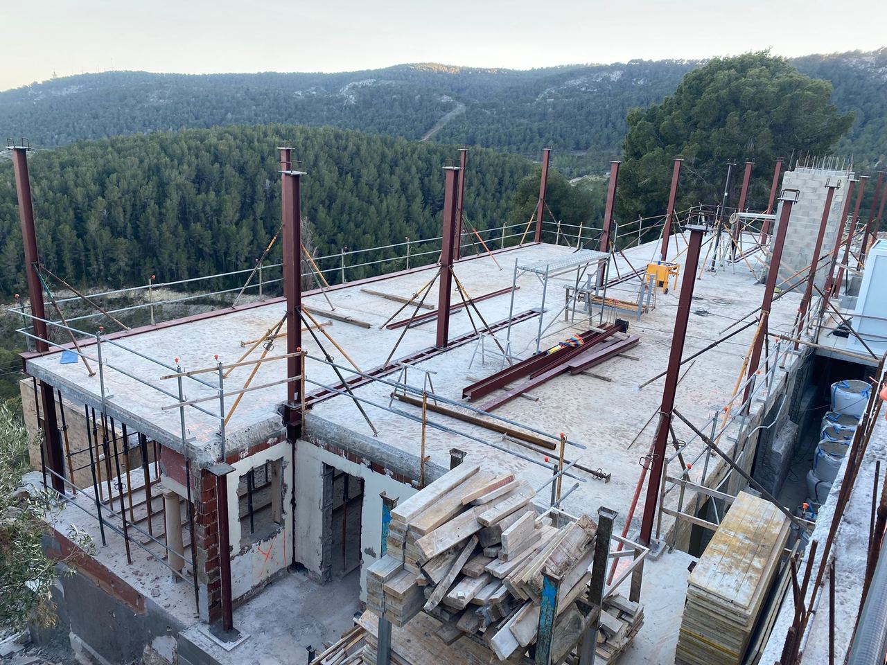 Ampliación en altura con estructura metálica sobre una vivienda existente